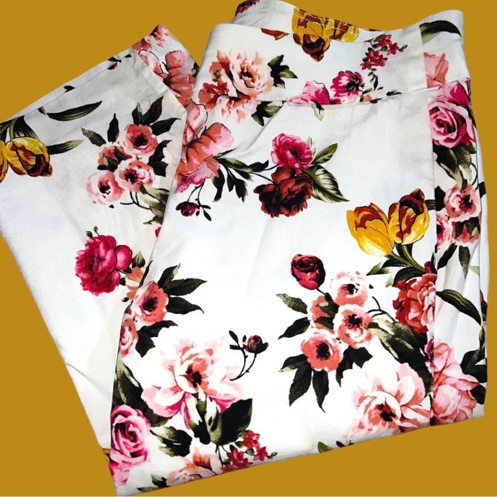 Zoe+phoebe petite white stretchy capris with pretty rosé flower designs!